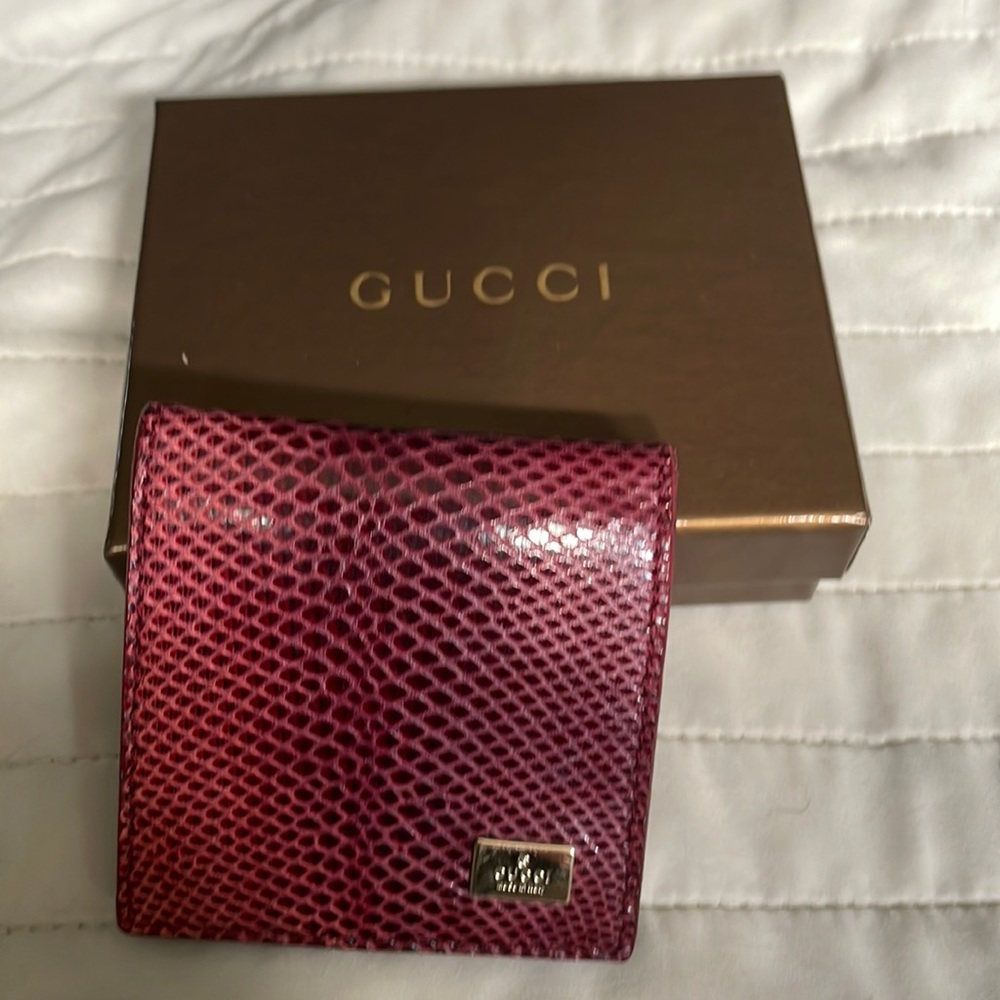 Small lizard red coin purse 👛 from Gucci Italy red and silver with box wallet